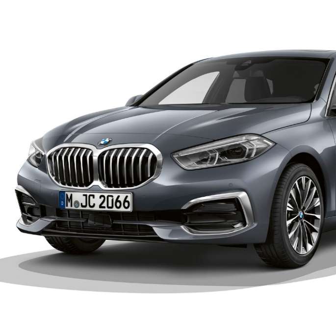 BMW Serie 1, Versione Luxury, vista anteriore a tre quarti. BMW Serie 1, Versione Luxury in Storm Bay , ripresa in studio fotografico, vista anteriore a tre quarti.