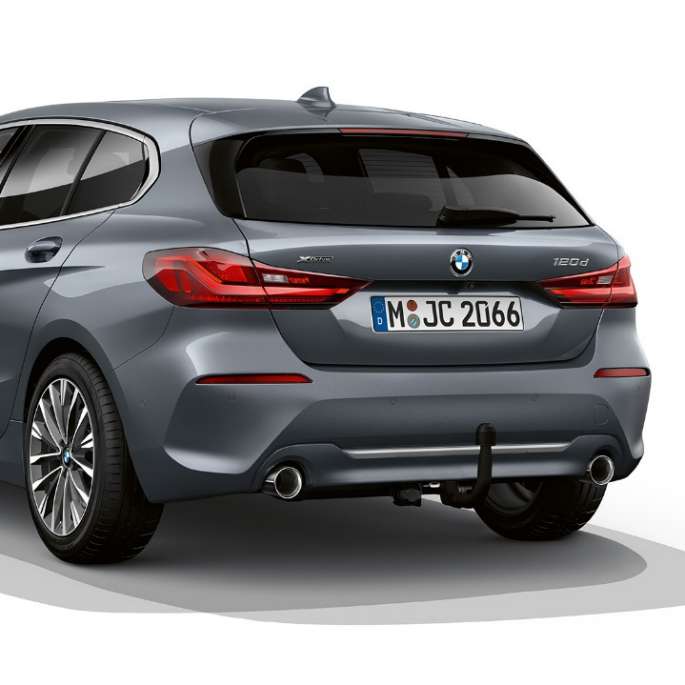 BMW Serie 1, Versione Luxury, vista posteriore a tre quarti. BMW Serie 1, Versione Luxury in Storm Bay metallizzato, ripresa in studio fotografico, vista posteriore a tre quarti.