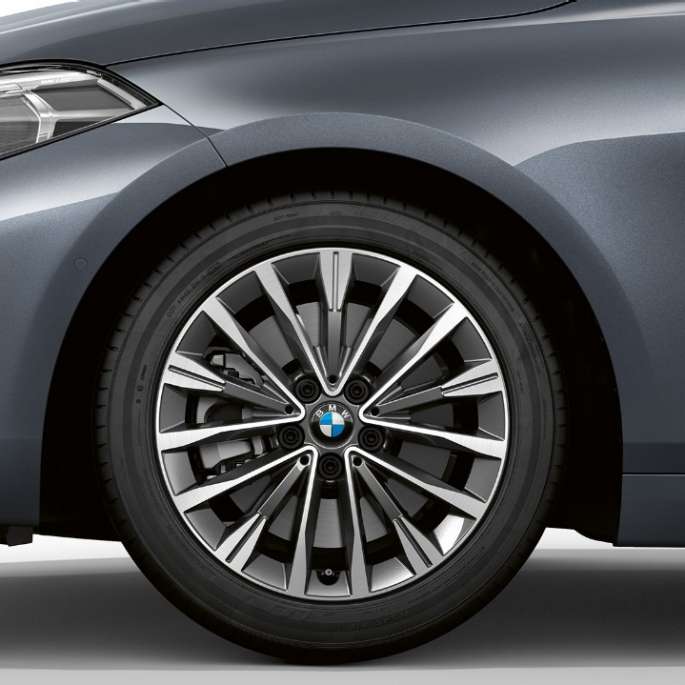 Cerchio in lega leggera da 17" styling multiraggio nº 547. BMW Serie 1, Versione Luxury in Storm Bay metallizzato, vista laterale/frontale con cerchio in lega leggera da 17”, styling multiraggio n° 547.