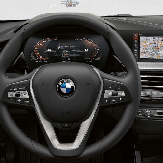 Volante sportivo in pelle. BMW Serie 1, Versione Luxury, cockpit con volante in pelle M.