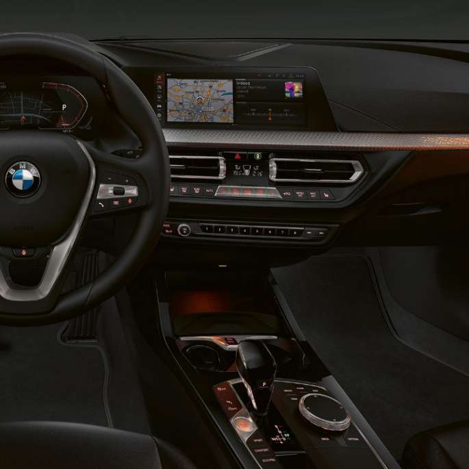 Modanature interne “Illuminated Nizza”. BMW Serie 1, Versione Luxury, modanature interne ‘”lluminated Nizza”.