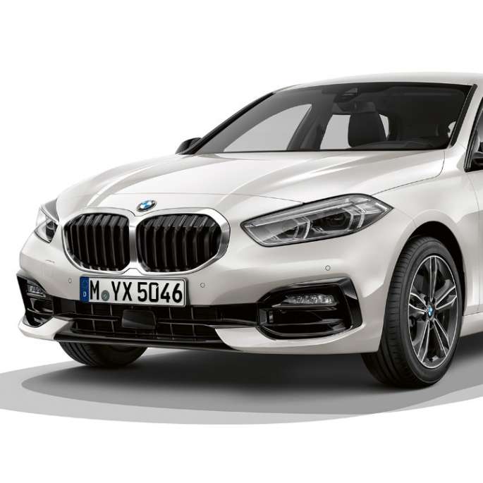BMW Serie 1, Versione Sport, vista anteriore a tre quarti. BMW Serie 1, Versione Sport in Mineral White metallizzato, ripresa in studio fotografico, vista anteriore a tre quarti.