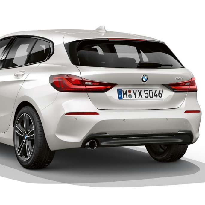 BMW Serie 1, Versione Sport, vista posteriore a tre quarti. BMW Serie 1, Versione Sport in Mineral White metallizzato, ripresa in studio fotografico, vista posteriore a tre quarti.