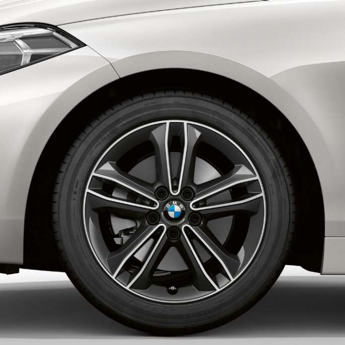 Cerchio in lega leggera da 17" styling a doppi raggi nº 549. BMW Serie 1, Versione Sport in Mineral White metallizzato, vista laterale/frontale con cerchio in lega leggera da 17”, styling a doppi raggi n° 549.
