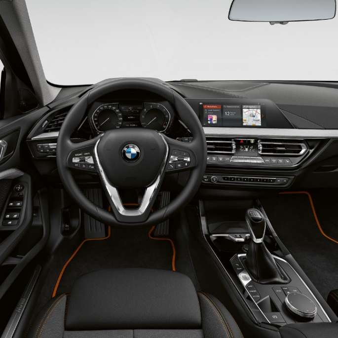 Volante sportivo in pelle. BMW Serie 1, Versione Sport, cockpit con volante in pelle M.