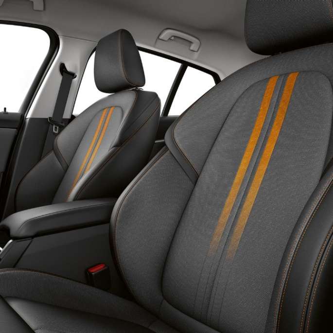 Sedili sportivi per guidatore e passeggero. BMW Serie 1, Versione Sport, interni con sedili sportivi per guidatore e passeggero anteriore.