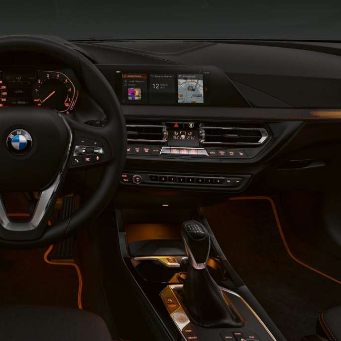Modanature interne “Illuminated Berlin”. BMW Serie 1, Versione Sport, modanature interne “lluminated Berlin”.