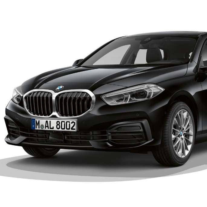 BMW Serie 1, Versione Advantage, ripresa anteriore a tre quarti. BMW Serie 1, Versione Advantage in Black, ripresa in studio fotografico, vista anteriore a tre quarti.