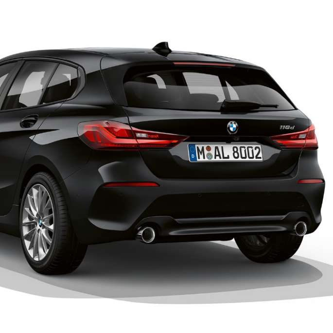 BMW Serie 1, Versione Advantage, vista posteriore a tre quarti. BMW Serie 1, Versione Advantage in Black, ripresa in studio fotografico, vista posteriore a tre quarti.