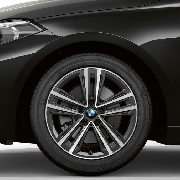 Cerchio in lega leggera da 16" styling a stella nº 517. BMW Serie 1, Versione Advantage in Black, vista laterale/frontale con cerchio in lega leggera da 16”, styling a stella n° 517.