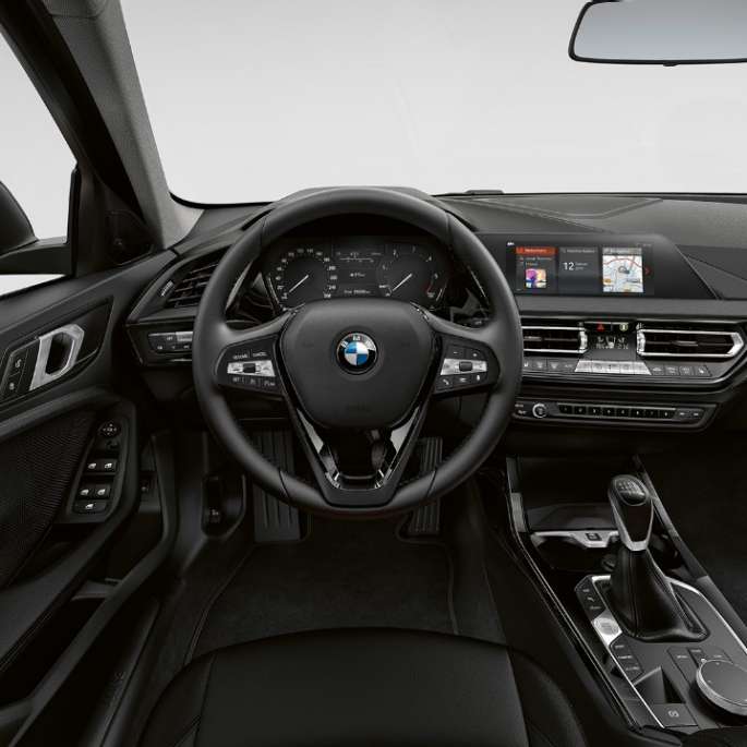 Volante in pelle. BMW Serie 1, Versione Advantage, cockpit con volante in pelle M.