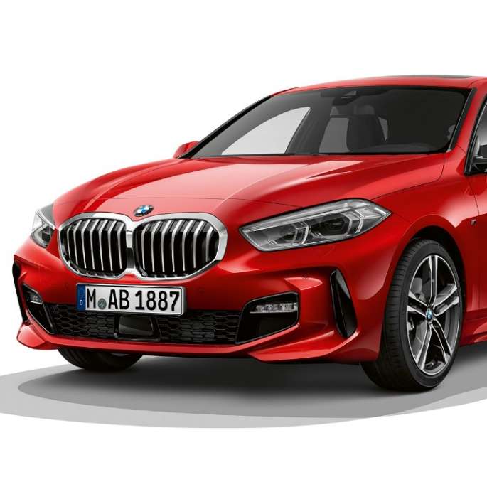 BMW Serie 1, Versione M Sport, ripresa anteriore a tre quarti. BMW Serie 1, Versione M Sport in Melbourne Red metallizzato, ripresa in studio fotografico, vista anteriore a tre quarti.