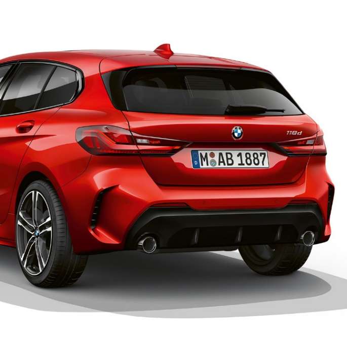 BMW Serie 1, Versione M Sport, vista posteriore a tre quarti. BMW Serie 1, Versione M Sport Sport in Melbourne Red metallizzato, ripresa in studio fotografico, vista posteriore a tre quarti.