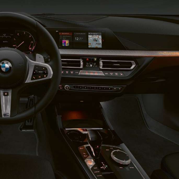 Modanature interne “Illuminated Boston”. BMW Serie 1, Versione M Sport, modanature interne ‘”lluminated Boston”.