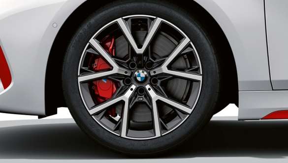 Cerchi in lega leggera M da 18", styling a Y n° 553 M in bicolore con pneumatici sportivi F40 Cerchi in lega leggera M da 18", styling a Y n° 553 M con pneumatici sportivi della BMW Serie 1 128ti F40.