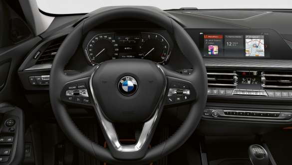 Volante sportivo in pelle. Cockpit della BMW Serie 1, Versione Sport con volante sportivo in pelle.