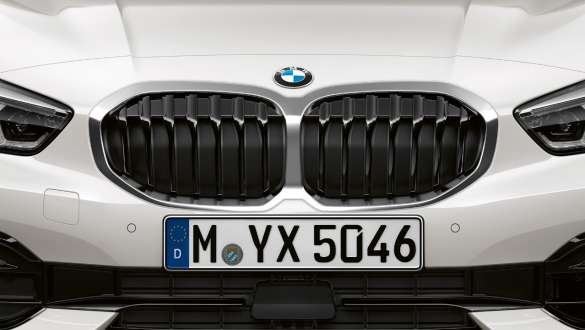 Calandra a doppio rene della BMW Serie 1 F40. Calandra a doppio rene della BMW Serie 1 nella Versione Sport in Mineral White metallizzato F40.