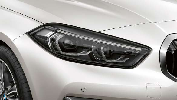 Proiettori anteriori a LED F40. Proiettori anteriori a LED della BMW Serie 1 nella Versione Sport in Mineral White metallizzato F40.