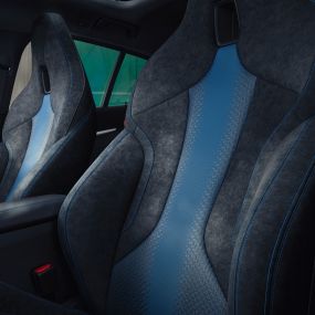 Sedili sportivi M F40. Nella BMW Serie 1 i sedili sportivi M ergonomici sono impreziositi da una cucitura blu a contrasto e sono dotati di poggiatesta integrati F40.