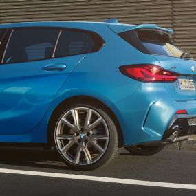 Il gomito di Hofmeister della Nuova BMW Serie 1. Vista laterale posteriore della Nuova BMW Serie 1 con gomito di Hofmeister rivisitato.