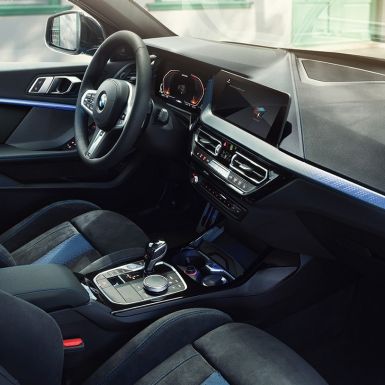 Interni sportivi della Nuova BMW Serie 1. Cockpit della Nuova BMW Serie 1 con sedili sportivi M, volante in pelle M e modanature interne retroilluminate.