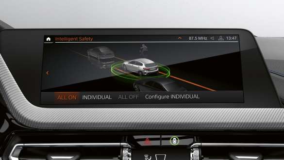 BMW Serie 1 F40, Driving Assistant BMW Serie 1 F40 Control Display con sistema di assistenza alla guida Driving Assistant