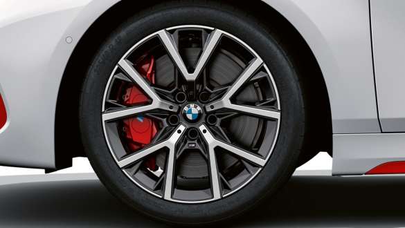 Cerchi in lega leggera M da 18", styling a Y n° 553 M con pneumatici sportivi della BMW Serie 1 128ti F40. Cerchi in lega leggera M da 18", styling a Y n° 553 M con pneumatici sportivi della BMW Serie 1 128ti F40.