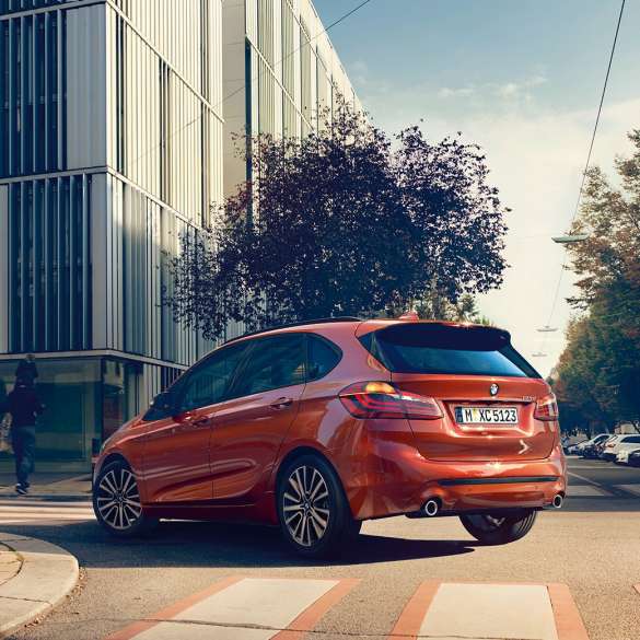 Dinamica di guida della BMW Serie 2 Active Tourer F45 Dinamica di guida della BMW Serie 2 Active Tourer 220i F45 2018 Sunset Orange metallizzato vista posteriore a tre quarti