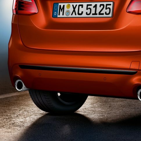 Posteriore della BMW Serie 2 Active Tourer F45 Posteriore della BMW Serie 2 Active Tourer 220i F45 Facelift 2018 Sunset Orange metallizzato primo piano del posteriore