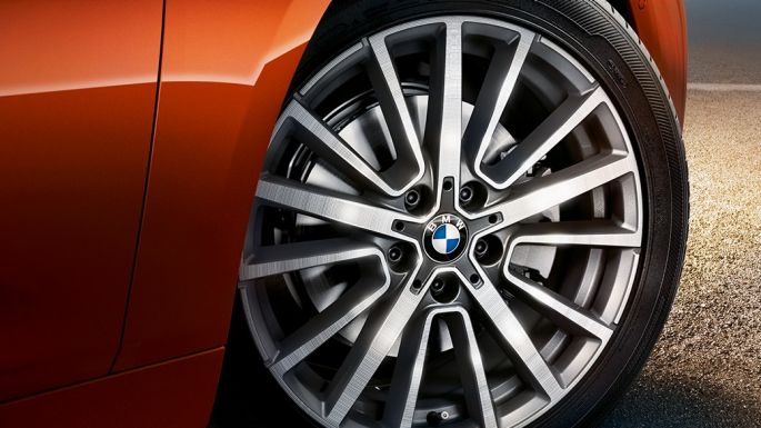 Cerchio in alluminio della BMW Serie 2 Active Tourer F45 Cerchio della BMW Serie 2 Active Tourer F45 Facelift 2018 Sunset Orange metallizzato primo piano della ruota