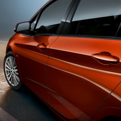 Primo piano della fiancata della BMW Serie 2 Active Tourer F45 BMW Serie 2 Active Tourer F45 Facelift 2018 Sunset Orange metallizzato primo piano della fiancata