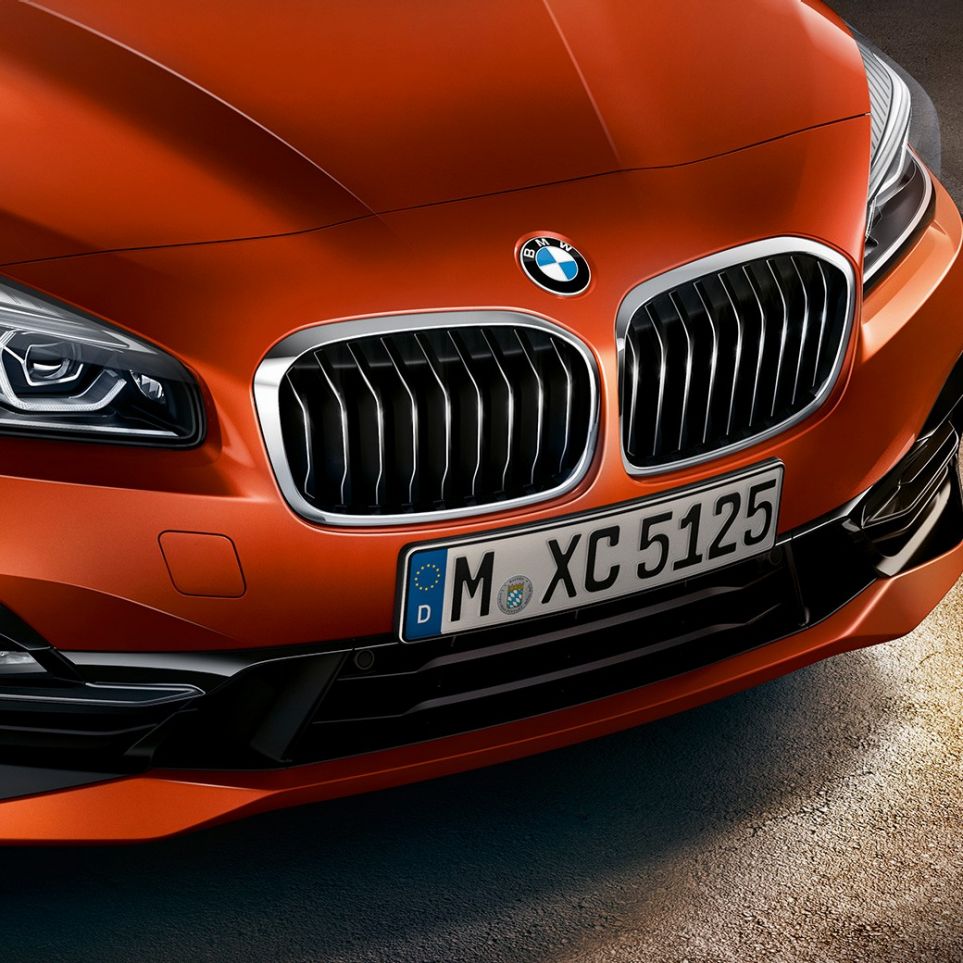 Calandra a doppio rene della BMW Serie 2 Active Tourer F45 Calandra a doppio rene della BMW Serie 2 Active Tourer F45 Facelift 2018 Sunset Orange metallizzato primo piano del frontale