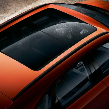 Tetto panoramico di vetro della BMW Serie 2 Active Tourer F45 Tetto panoramico di vetro della BMW Serie 2 Active Tourer F45 Facelift 2018 Sunset Orange metallizzata con prospettiva a volo di uccello