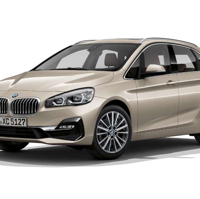 Vista anteriore a tre quarti della BMW Serie 2 Active Tourer Versione Luxury BMW Serie 2 Active Tourer Versione Luxury 225i xDrive F45 2018 Jucaro Beige metallizzato vista anteriore a tre quarti