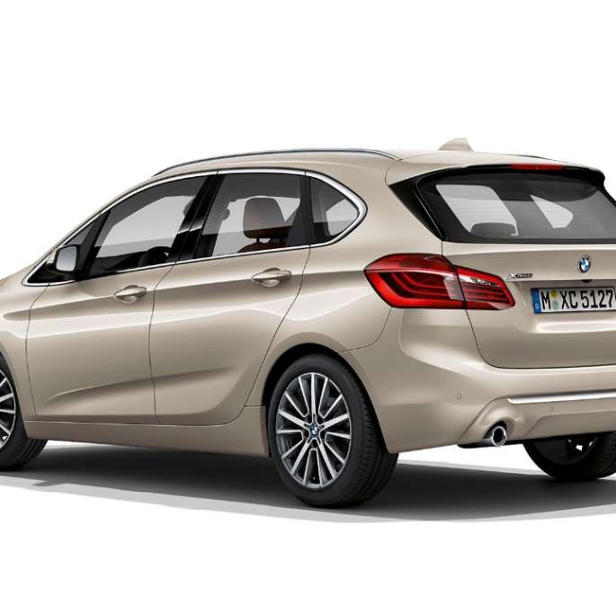 Vista posteriore a tre quarti della BMW Serie 2 Active Tourer Versione Luxury BMW Serie 2 Active Tourer Versione Luxury 225i xDrive F45 2018 Jucaro Beige metallizzato vista posteriore