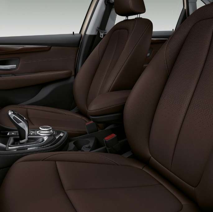 Sedili sportivi della BMW Serie 2 Active Tourer Versione Luxury Sedili sportivi della BMW Serie 2 Active Tourer Versione Luxury 225i xDrive F45 2018 abitacolo