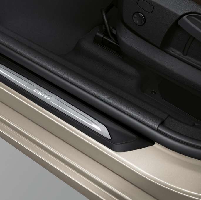 Listello battitacco della BMW Serie 2 Active Tourer Versione Luxury Listelli battitacco della BMW Serie 2 Active Tourer Versione Luxury 225i xDrive F45 2018 Jucaro Beige metallizzato