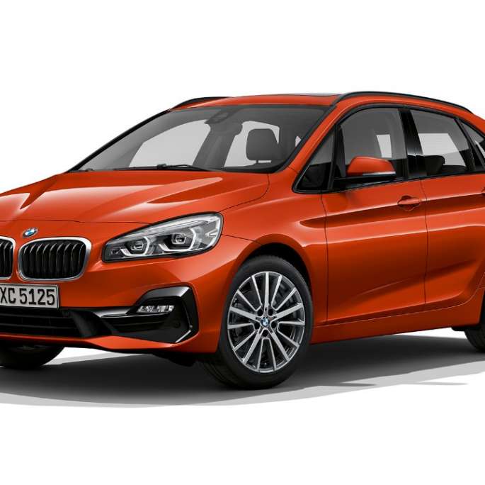Vista anteriore a tre quarti della BMW Serie 2 Active Tourer Versione Sport BMW Serie 2 Active Tourer Versione Sport 220i F45 2018 Sunset Orange metallizzato vista anteriore a tre quarti