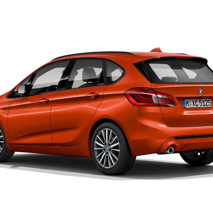 Vista posteriore a tre quarti della BMW Serie 2 Active Tourer Versione Sport BMW Serie 2 Active Tourer Versione Sport 220i F45 2018 Sunset Orange metallizzato vista posteriore a tre quarti