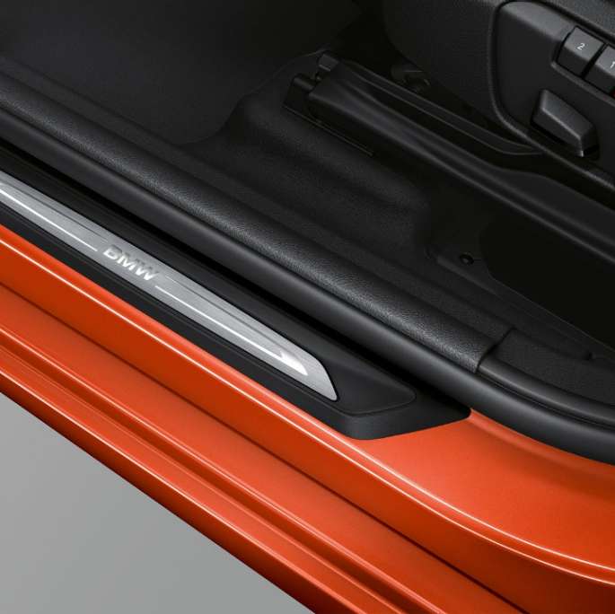Listello battitacco della BMW Serie 2 Active Tourer Versione Sport Listelli battitacco della BMW Serie 2 Active Tourer Versione Sport 220i F45 2018 Sunset Orange metallizzato
