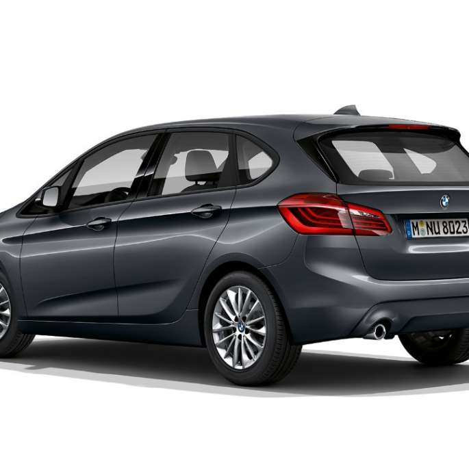 Vista posteriore a tre quarti della BMW Serie 2 Active Tourer Versione Advantage BMW Serie 2 Active Tourer 218i F45 2018 Mineral Grey metallizzato vista posteriore a tre quarti