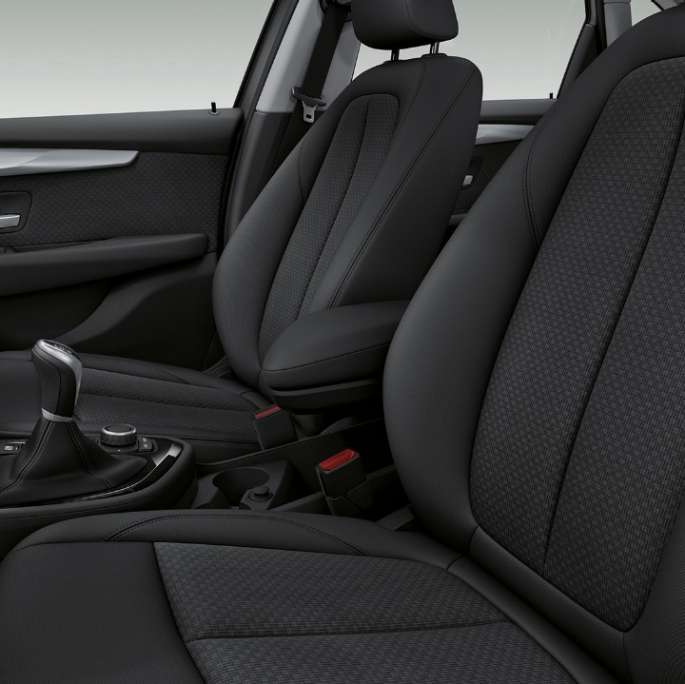 Sedili sportivi della BMW Serie 2 Active Tourer Versione Advantage F45 Sedili sportivi della BMW Serie 2 Active Tourer 218i F45 2018 Interni