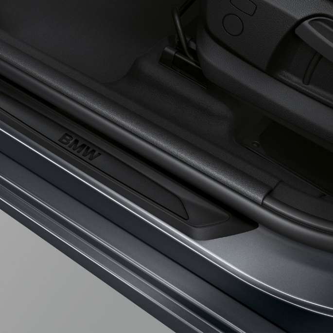 Listelli battitacco della BMW Serie 2 Active Tourer Versione Advantage Listelli battitacco della BMW Serie 2 Active Tourer 218i F45 2018 Mineral Grey metallizzato