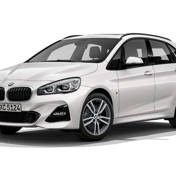 BMW Serie 2 Active Tourer Versione M Sport BMW Serie 2 Active Tourer bianco 220d xDrive Versione M Sport F45 2018 Mineral White metallizzato vista anteriore a tre quarti