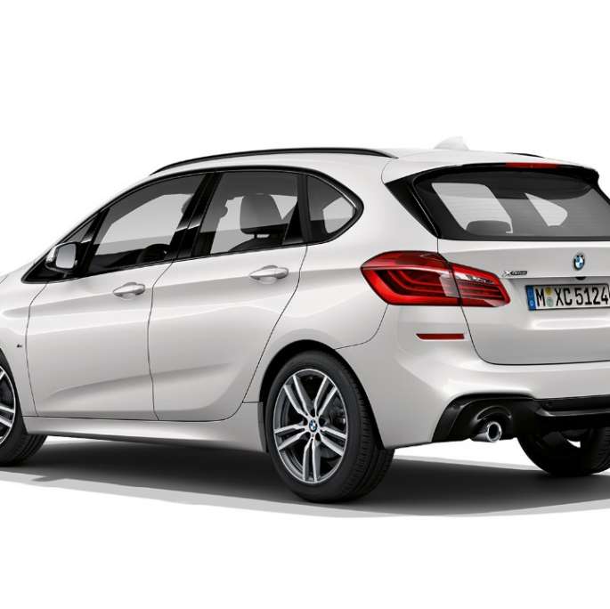 Vista posteriore a tre quarti della BMW Serie 2 Active Tourer Versione M Sport BMW Serie 2 Active Tourer bianco 220d xDrive Versione M Sport F45 2018 Mineral White metallizzato vista posteriore