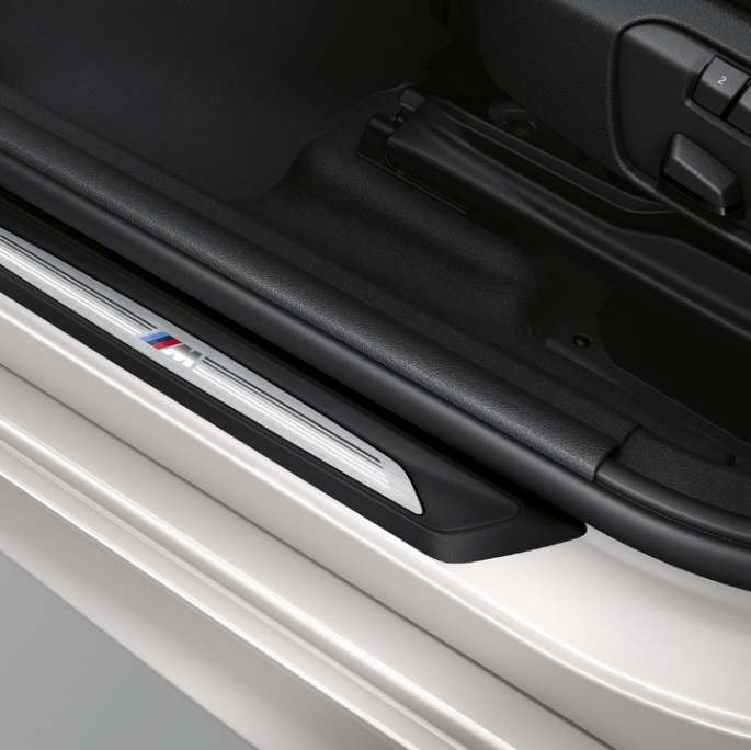 Listelli battitacco della BMW Serie 2 Active Tourer Versione M Sport Listelli battitacco della BMW Serie 2 Active Tourer 220d xDrive Versione M Sport F45 2018 Mineral White metallizzato esterni