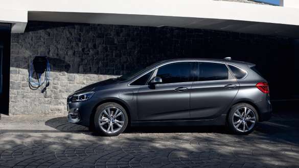 BMW 225xe Active Tourer F45 ibrida Plug-in vista laterale BMW 225xe Active Tourer F45 ibrida Plug-in vista laterale davanti ad un edificio