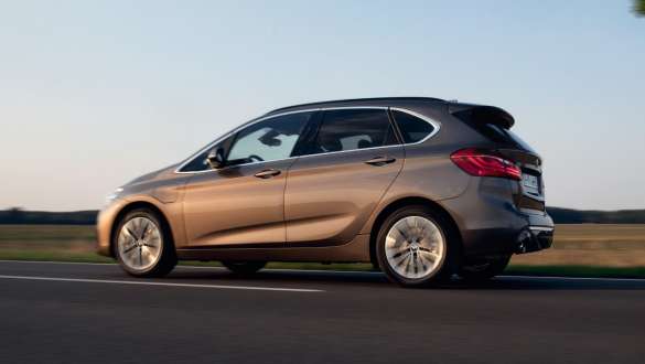 BMW 225xe Active Tourer F45 ibrida Plug-in vista laterale a tre quarti in movimento BMW 225xe Active Tourer F45 ibrida Plug-in vista laterale a tre quarti in movimento su strada
