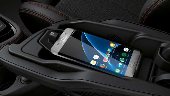 Telefonia con Wireless Charging della BMW Serie 2 Active Tourer F45 Telefonia con Wireless Charging della BMW Serie 2 Active Tourer F45 2018 abitacolo