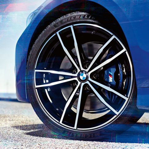 BMW Serie 3 Berlina, cerchi in lega leggera n° 791 M G20. Primo piano dei cerchi in lega leggera M da 19'' n° 791 M in Jet Black della BMW Serie 3 Berlina G20.